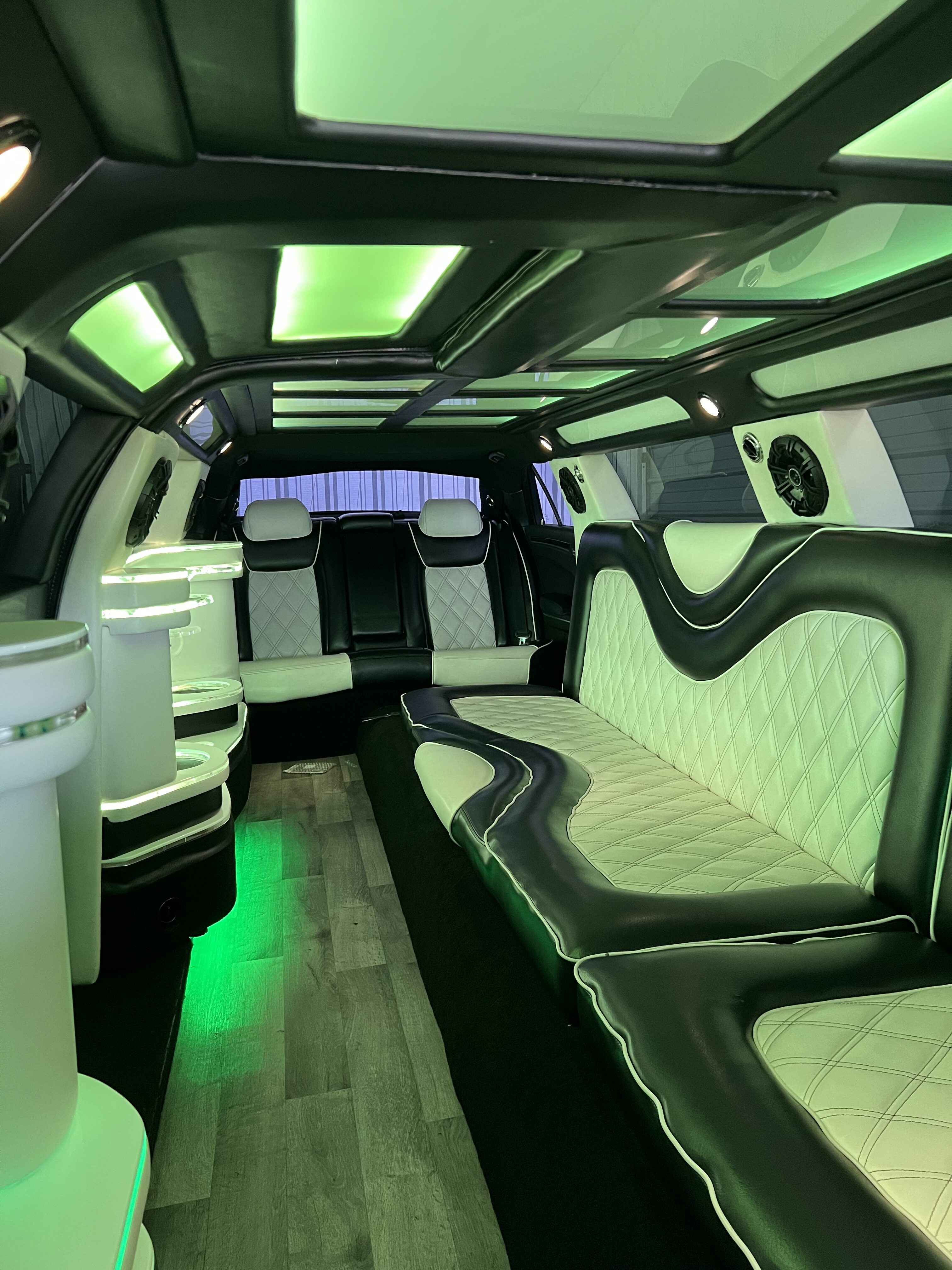 Luxurious limousine from Les Bon Temp Rouler for weddings and airport transfers in New Orleans. Exceptional service.